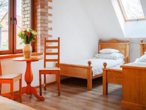 Un dormitorio con una cama, una silla y una mesa. en Comfortable holiday home, Grabczyn, en Grąbczyn 22 fotos más