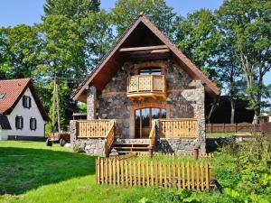 Cabaña de madera pequeña con porche y terraza en Comfortable holiday home, Grabczyn, en Grąbczyn
