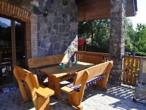 una mesa de madera y 2 sillas en el patio en Comfortable holiday home, Grabczyn, en Grąbczyn