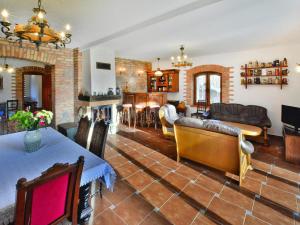 Una sala de estar con sofás y un comedor. en Comfortable holiday home, Grabczyn, en Grąbczyn
