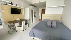 TV a/nebo společenská místnost v ubytování Apartemen Delft Unit 1201 By Millpro + 3 fotografie