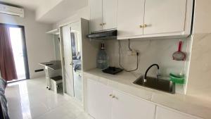 Kuchyň nebo kuchyňský kout v ubytování Apartemen Delft Unit 1201 By Millpro