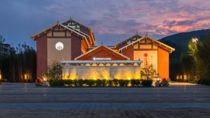 a large building with lights in a parking lot at Zhuhai Zhuke Yongle Half Mountain Hotel in Zhuhai