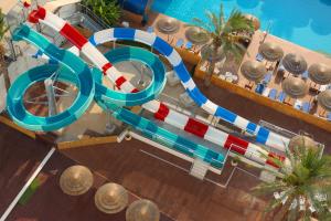 una vista aérea de un tobogán de agua en una piscina en Leonardo Club Tiberias - All Inclusive, en Tiberíades