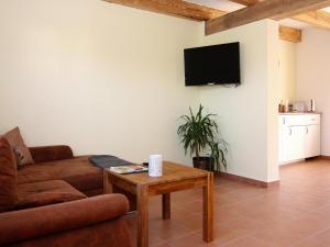 un salon avec un canapé et une table dans l'établissement Farmstay Neuendorfkrug, Lütow, à Lütow