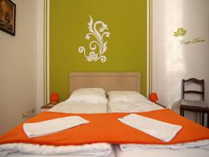 ein Schlafzimmer mit einem Bett mit einer orangefarbenen Decke in der Unterkunft Apartment sea noise, Ahlbeck in Ahlbeck