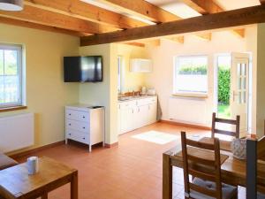 une cuisine et une salle à manger avec une table et un comptoir dans l'établissement Farmstay Neuendorfkrug, Lütow, à Lütow 75 autres photos