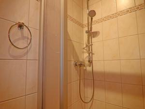eine Dusche mit Duschkopf in einem Badezimmer in der Unterkunft Apartment sea noise, Ahlbeck in Ahlbeck