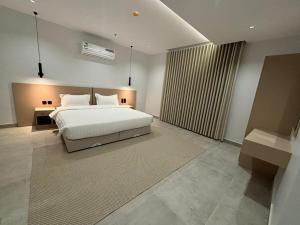 1 dormitorio grande con 1 cama y 1 mesa en اجنحة راف, en Medina