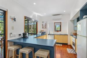 Afbeelding uit fotogalerij van Straddie Hideout - Sleeps 9 - Pet Friendly in Point Lookout