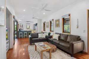 Afbeelding uit fotogalerij van Straddie Hideout - Sleeps 9 - Pet Friendly in Point Lookout