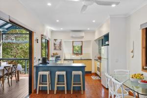 Afbeelding uit fotogalerij van Straddie Hideout - Sleeps 9 - Pet Friendly in Point Lookout +20 foto's