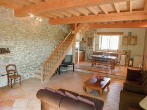 ein Wohnzimmer mit einer Treppe in einer Steinwand in der Unterkunft Villa in Conilhac with Private Terrace in La Serpent