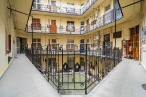 ブダペストにあるGreen Greguss Calm Chic w AC by M2 Metroのバルコニー付きのアパートメントビルの空の廊下