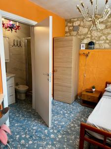 - une chambre avec une porte menant à une salle de bains dans l'établissement Villa Angelina Via Barana 8, à Vérone
