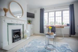 sala de estar con chimenea y espejo en Central Chichester Sanctuary, en Chichester 30 fotos más