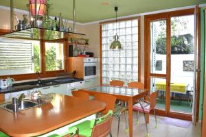 a kitchen with a sink and a table with chairs at Chalet Baldissera in Estella