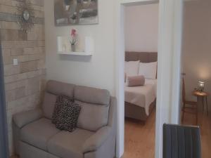una sala de estar con un sofá y una cama en Apartments Lug 2, new and comfortable with pool, en Privlaka 56 fotos más