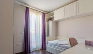 1 dormitorio con 1 cama y una ventana con cortinas moradas en Diana Ocean DreamVentura, en Corralejo 26 fotos más