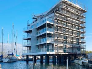 Wendtorfにある5 star holiday home in Wendtorfのボートが停泊しているマリーナの真ん中にある建物