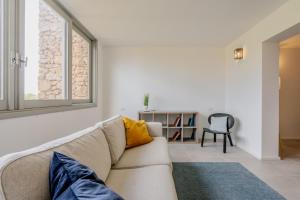 un salon avec un canapé et une chaise dans l'établissement House Design nel Cuore di Porto Rotondo, à Porto Rotondo 20 autres photos
