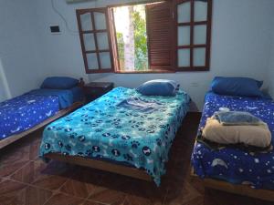 ein Zimmer mit zwei Betten und einem Fenster in der Unterkunft Departamentos omill 154 in La Banda