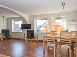 Μια τηλεόραση ή/και κέντρο ψυχαγωγίας στο 6 person holiday home in Thyborøn +21 φωτογραφίες