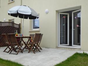 Patio nebo venkovní prostory v ubytování Modern semi-detached house with terrace, Saint-Quay-Portrieux