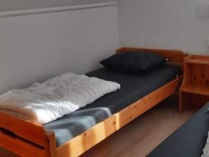 Ένα ή περισσότερα κρεβάτια σε δωμάτιο στο Cosy bungalow near the beach