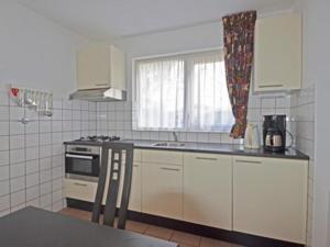Η κουζίνα ή μικρή κουζίνα στο Cosy bungalow near the beach