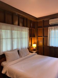 Postel nebo postele na pokoji v ubytování Thai wooden house near the pond Mountain View Chiang mai