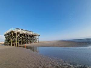 圣彼得奥尔丁AALERNHÜS Residences in St Peter-Ording的坐落在海滩边的码头 更多21张照片