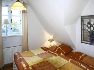 a bedroom with a bed and a window at Ferienwohnung in Oevenum auf Foehr in Oevenum