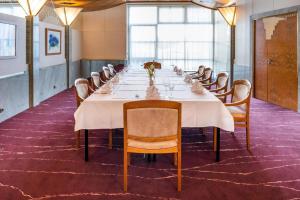 a long dining room with a long table with chairs at Gästehaus Sophienstraße in Stuttgart