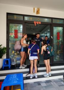a group of people standing outside of a store at Hải Yến Hotel in Dồng Văn