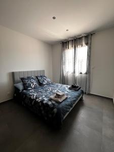 a bedroom with a bed and a window at Villa house 120m2 4 chambre 4 lit double in Les Tourrettes