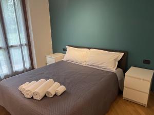 a bed with three rolled towels on top of it at Al Ponte delle Streghe - Wi-fi gratuito in Villa Guardia