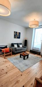 una sala de estar con un sofá y una mesa en Le relais du petit Garavet, en Allassac