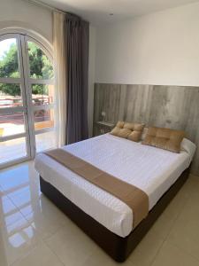 マスパロマスにあるWeisshorn Bungalow Aのベッドと大きな窓のある寝室 +18枚の写真