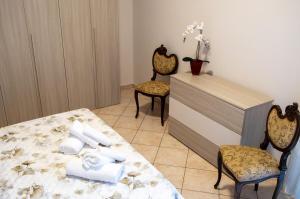 a room with two chairs and a table with towels at La Casa degli Aceri in Monticchio