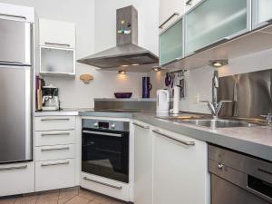 Dapur atau dapur kecil di 4 person holiday home in Fanø