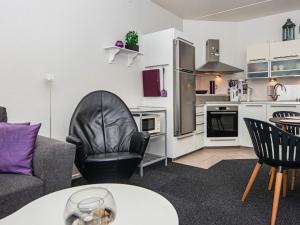 Kuchyň nebo kuchyňský kout v ubytování 4 person holiday home in Fanø