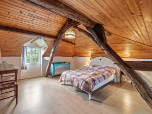 ein Schlafzimmer mit einem Bett und einer Holzdecke in der Unterkunft Rustic Retreat for Families in Villefranche-du-Périgord