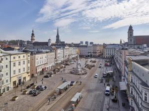 una calle de la ciudad con una fuente en el medio en Appartements nicht weit von der Donau, en Linz