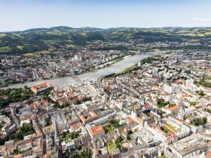 una vista aérea de una ciudad y un río en Appartements nicht weit von der Donau, en Linz