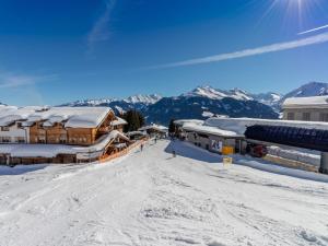 eine Skilodge mit Schnee an einer Skipiste in der Unterkunft Apartment in Mittersill near Ski Bus & Slopes in Hollersbach im Pinzgau