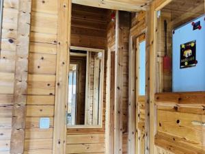 eine Blockhütte mit Holzwänden und -fenstern in der Unterkunft Holiday Home in Hulshorst near Veluwemeer Lake in Hulshorst + 23 Fotos