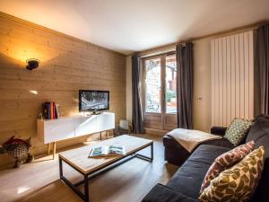 a living room with a couch and a table at Appartement centre-ville, proche pistes et commerces, 6 pers., 2 ch., balcon, parking inclus - FR-1-519-5 in Val dʼIsère