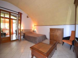 Ένα ή περισσότερα κρεβάτια σε δωμάτιο στο Amazing apartment in Lanas with large garden