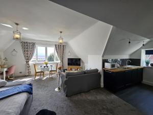 Μια τηλεόραση ή/και κέντρο ψυχαγωγίας στο Seafarers Boutique Suites - Adults Only